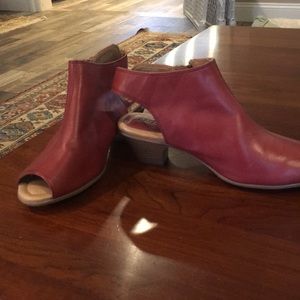 NWOT EARTH brand peep-toe, leather shoe size 7.5D